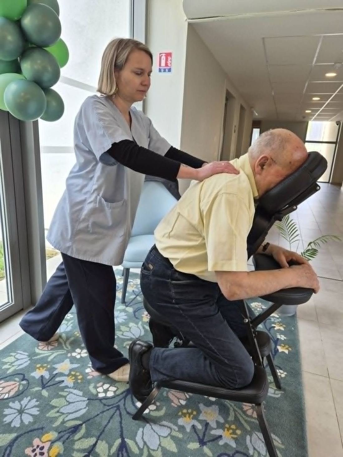 Marie Jambert réalisant un massage Amma assis en établissement